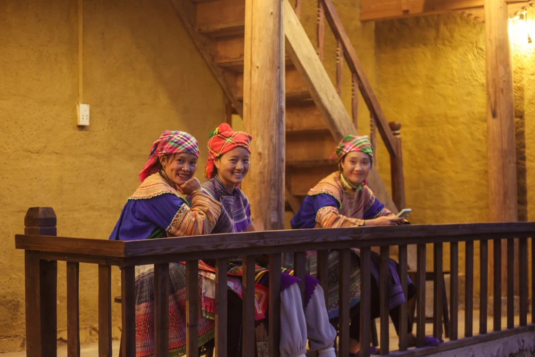  traditional ethnic clothing of Lo Lo Chai people